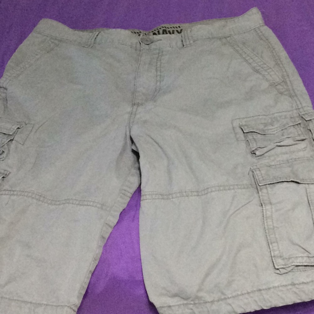 Old Navy Cargo shorts size 32 inseam 10.   M24